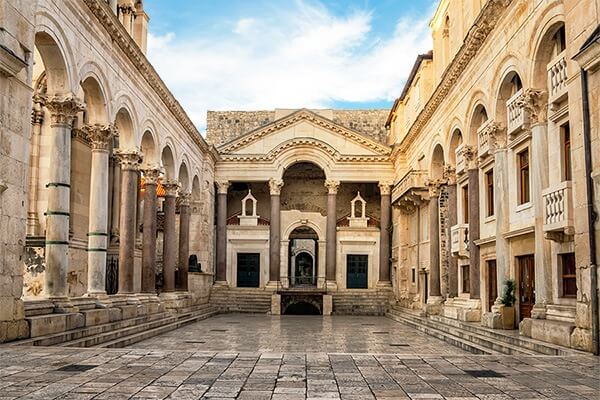 Diocletians-Palace-pillars-roman-architecture-Peristil-Peristyle