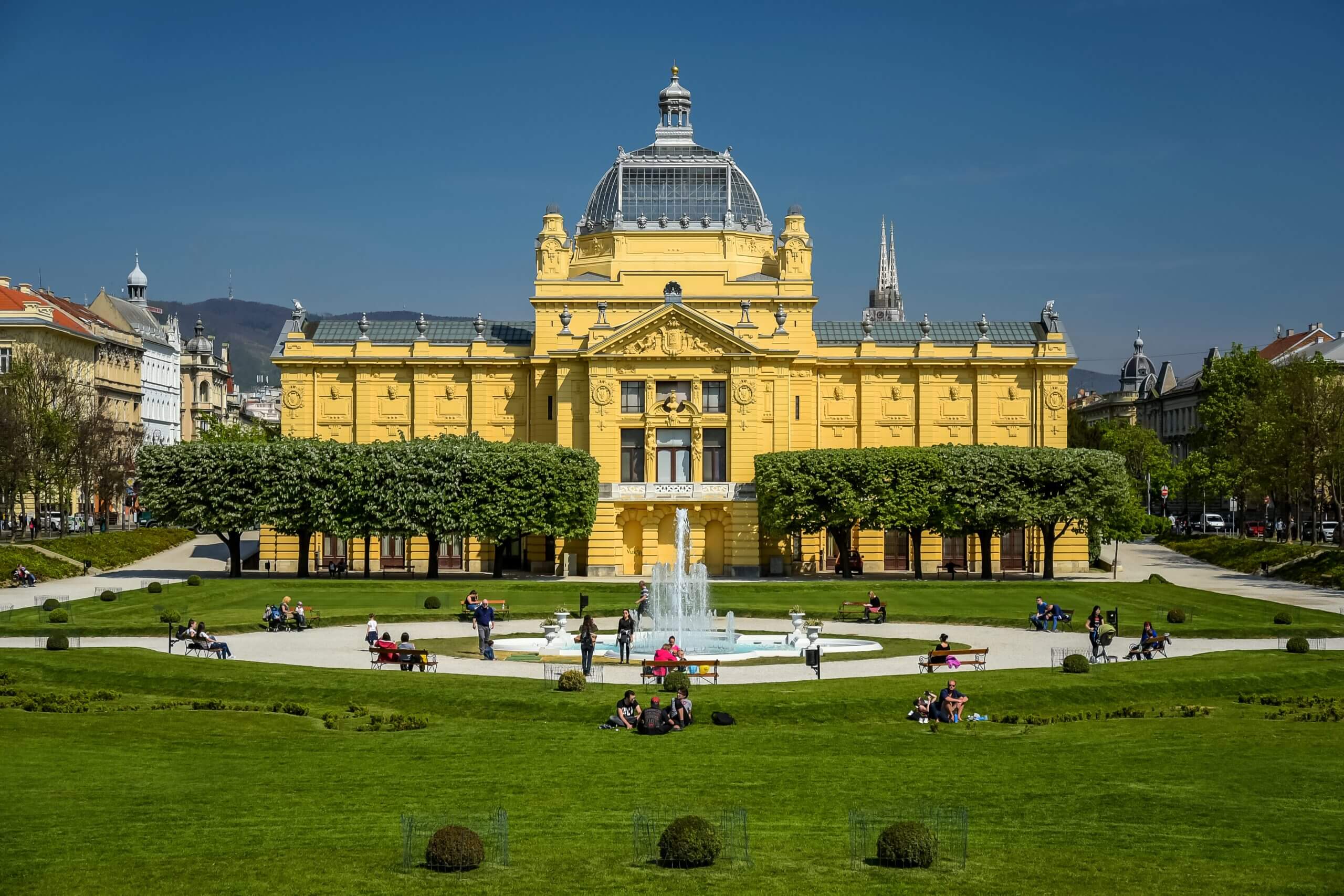 Zagreb_King_Tomislav_Square_(34145737960)