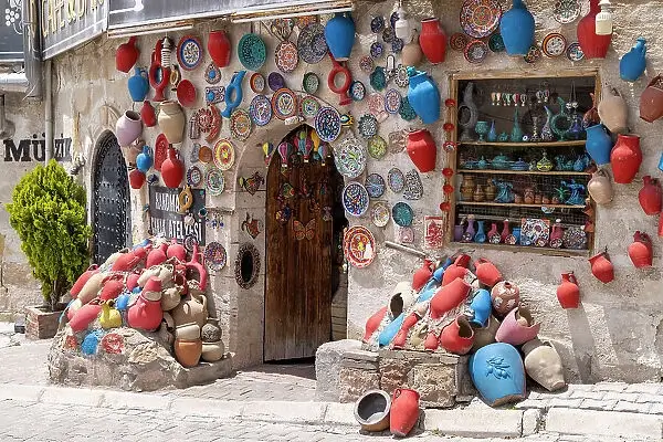 colourful-pottery-shop-avanos-cappadocia-27571034.jpg