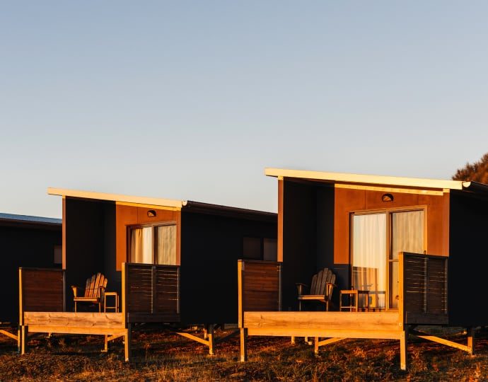 freycinet-resort-ocean-view-studios-exterior-patio-in-the-afternoon